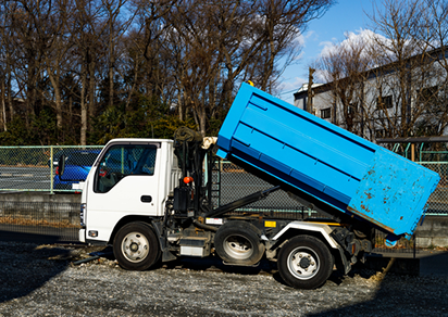 埼玉、群馬、栃木、東京で他社は2tアームロールやユニック車などを使用